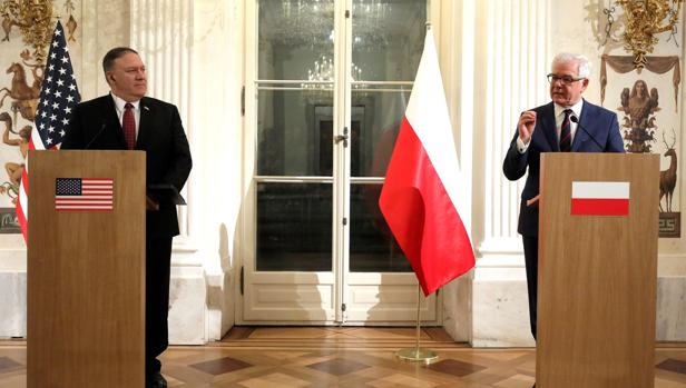 El ministro de Exteriores polaco, Jacek Czaputowicz ofrece una rueda de prensa junto al secretario de Estado estadounidense Mike Pompeo