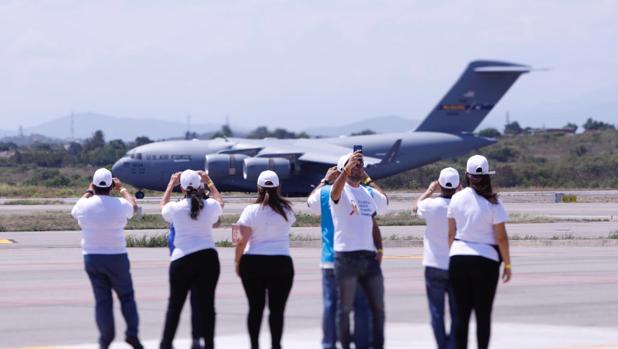 Un avión de carga C-17 de la Fuerza Aérea de Estados Unidos con ayuda humanitaria