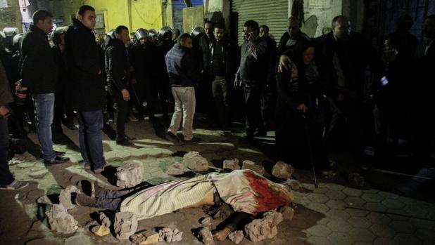 La gente se reúne en el lugar de una explosión en el barrio de al-Darb al-Ahmar