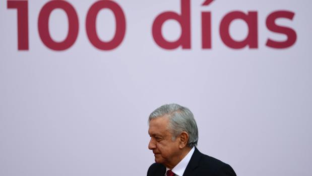 El presidente mexicano Andrés Manuel López Obrador llega para entregar su informe sobre los primeros 100 días de gobierno