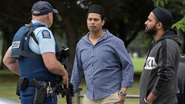 Testigos y policías en las inmediaciones de una de las mezquitas atacadas en Christchurch