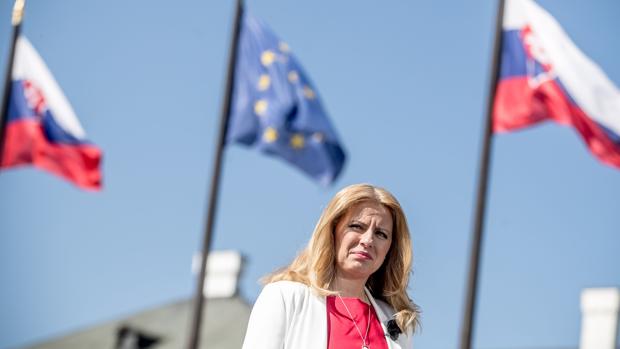 Zuzana Caputova, frente al palacio de Grassalkovich, sede de la presidencia de Eslovaquia, en Bratislava