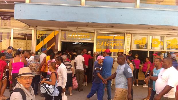 Colas para comprar comida en Cuba