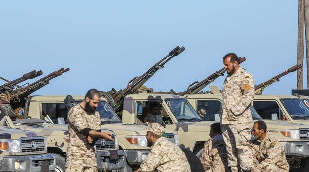 Las fuerzas del Gobierno libio de Acuerdo Nacional, respaldadas por la ONU, llegan a Tajura procedentes de su base en Misrata tras confrontarse con las tropas del mariscal Haftar