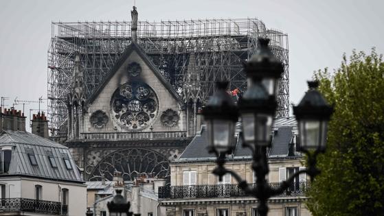 El andamio que se levanto para las obras en Notre Dame se mantiene tras el incendio