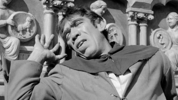 El actor Anthony Quinn como Quasimodo en la película «Nuestra Señora de París» (1956)