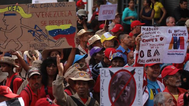 Cientos de personas participan este sábado durante una movilización encabezada por el presidente de Venezuela, Nicolás Maduro, para celebrar la salida del país de la Organización de Estados Americanos (OEA)