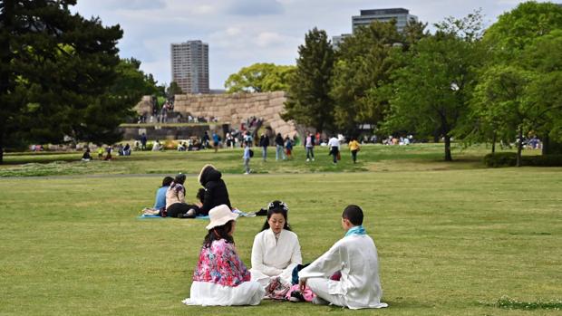 Grupos de personas en el jardín junto al Palacio imperial la víspera de la abdicación de Akihito