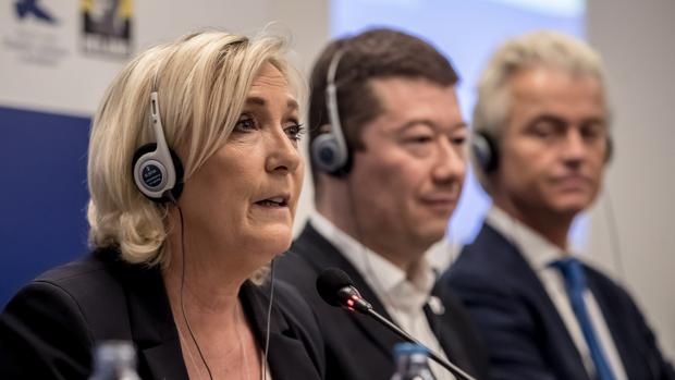 Los líderes de los partidos derechistas europeos Agrupación Nacional, la francesa Marine Le Pen (i); Libertad y Democracia Directa, el checo Tomio Okamura (c); y Partido por la Libertad, el holandés Geert Wilders (d), acuden a una rueda de prensa organizada por el Movimiento Europa de las de las Naciones y de las Libertades (MENL) para promocionar sus campañas a las elecciones europeas, este jueves en Praga (República Checa)