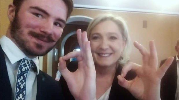 Ruuben Kaalep y Marine Le Pen haciendo el gesto «OK» en un selfi