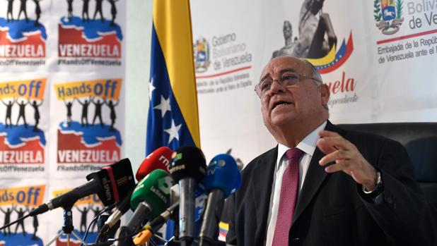 Mario Isea, durante la rueda de prensa en la Embajada de Venezuela en Madrid