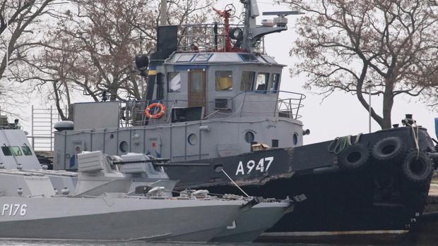 Los barcos incautados, amarrados en el puerto de Kerch (Crimea)