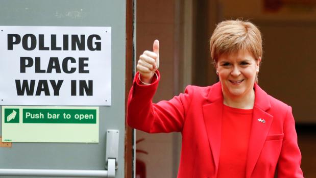 La primera ministra escocesa, Nicola Sturgeon, tras votar para las elecciones europeas, el pasado jueves