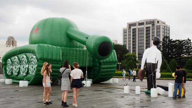 Un tanque inflable frente al 'Hombre del tanque' en la Plaza de la Libertad en Taipei
