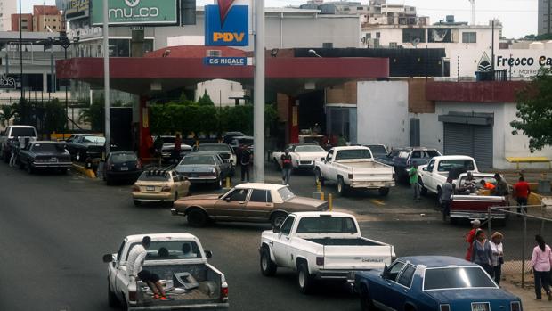 Un grupo de vehículos haciendo fila para comprar gasolina, en la ciudad de Maracaibo