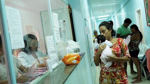 Una madre venezolana inmigrante sostiene a su bebé recién nacido en un hospital brasileño, en 2017