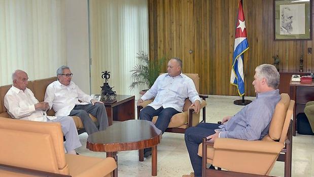 Raúl Castro, Miguel Díaz-Canel y José Ramón Machado Ventura sostienen una reunión con el líder chavista