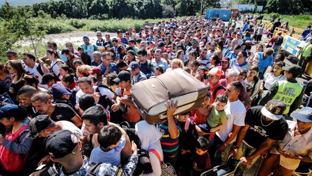 Una multitud se agolpa en el puente internacional Simón Bolívar para cruzar desde San Antonio del Táchira, en Venezuela, a Cúcuta, en Colombia