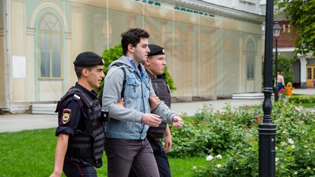La policía rusa detiene a un participante de la manifestación de apoyo a Golunov