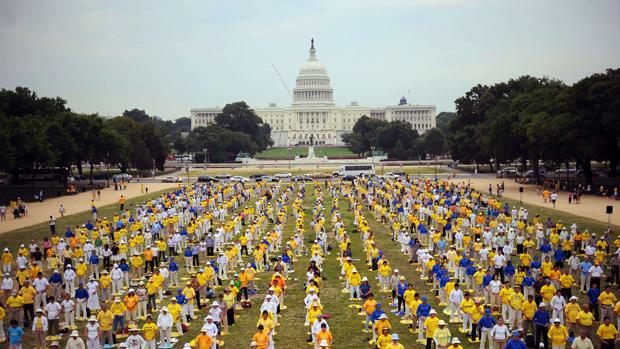 Miembros del grupo espiritual Falun Gong reunidos en Washington DC, EE.UU.