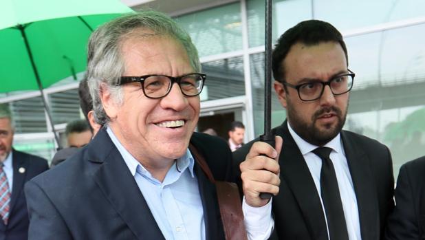 El secretario general de la Organización de los Estados Americanos (OEA), Luis Almagro (i), llega a Bogotá