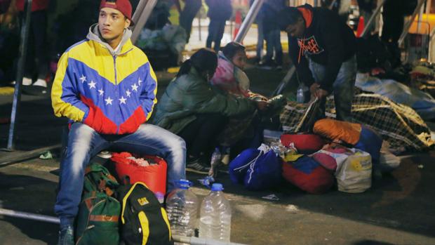 Un grupo de inmigrantes venezolanos se refugian debajo de un puente en Ecuador, en 2018