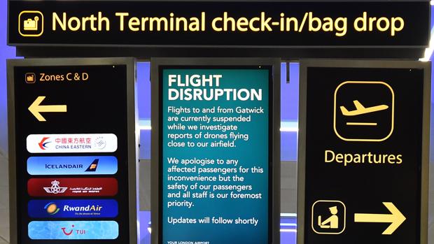 Un cartel anuncia la interrupción de vuelos en el aeropuerto de Gatwick (Londres), el pasado diciembre