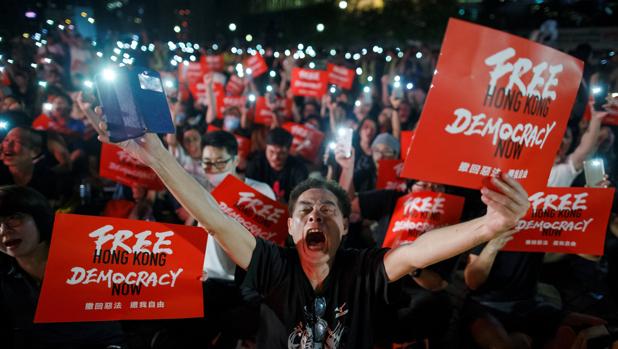 Manifestantes en Hong Kong reclaman ayuda internacional en la cumbre del G-20 de Japón