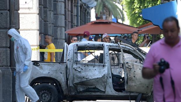 Vehículo afectado por la explosión en el centro de Túnez