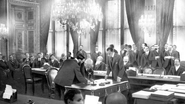 Georges Clemenceau, primer ministro francés, firma el Tratado de Versalles el 28 de junio de 1919