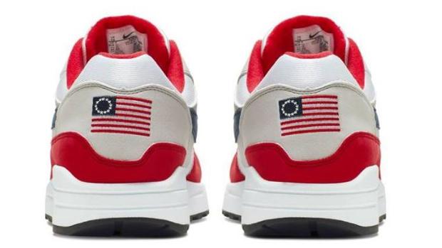 Las zapatillas con la bandera de Betsy Ross que Nike ha retirado