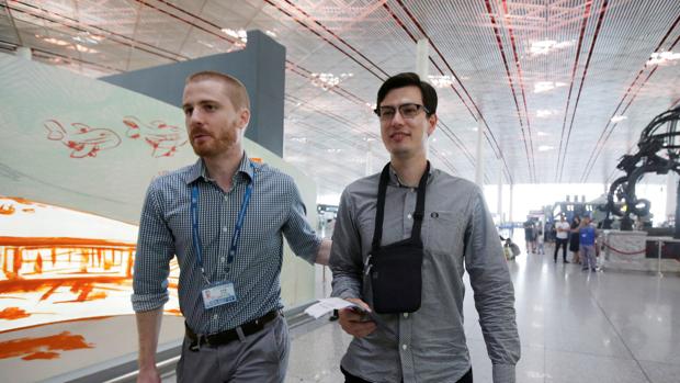 Alek Sigley, en el aeropuerto de Pekín tras ser liberado por Pyongyang