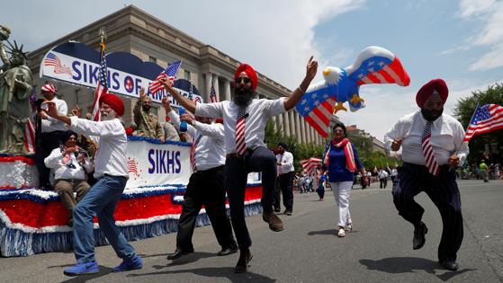 Miembros de la comunidad sij, durante el desfile en Washington