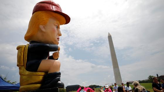 Una figura de Trump en un inodoro, durante los actos del Día de la Indepedencia en Washington