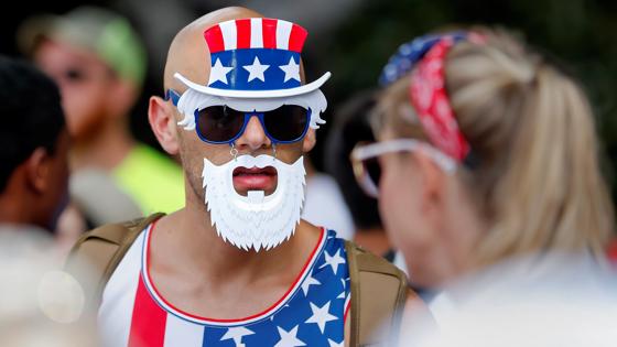 Un hombre con una careta del Tío Sam, entre el público de los actos en Washington