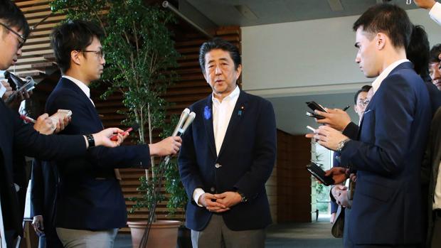 El primer ministro japonés, Shinzo Abe, atiende a la prensa el pasado martes