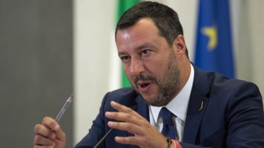 Salvini pide un registro de campamentos gitanos en Italia para «demoler los ilegales»