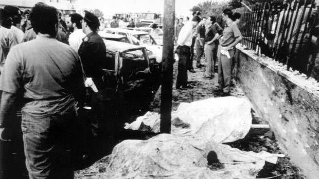 Los cuerpos de dos escoltas del juez Borsellino el día del atentado, el 19 de julio de 1992 en Palermo