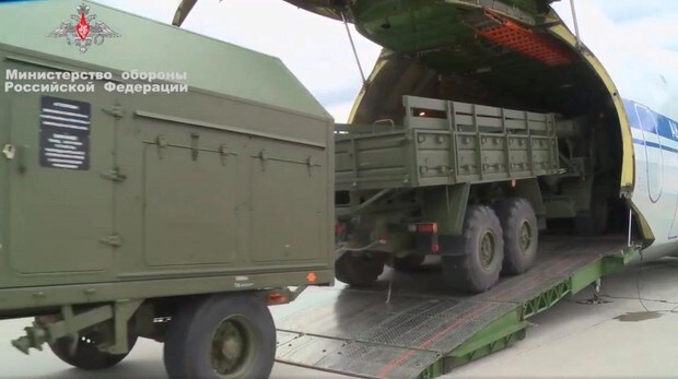 Momento en el que se cargan los S-400 en Rusia con destino a Turquia