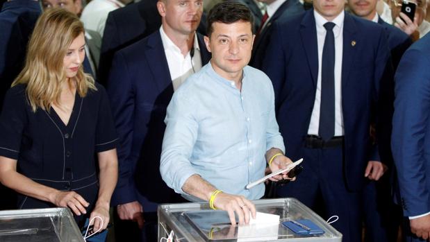 Volodímir Zelenski deposita su papeleta en Kiev durante las elecciones legislativas de Ucrania