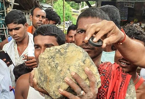 Habitantes del pueblo de Mahadeva sujetan la piedra de posible origen extraterreste