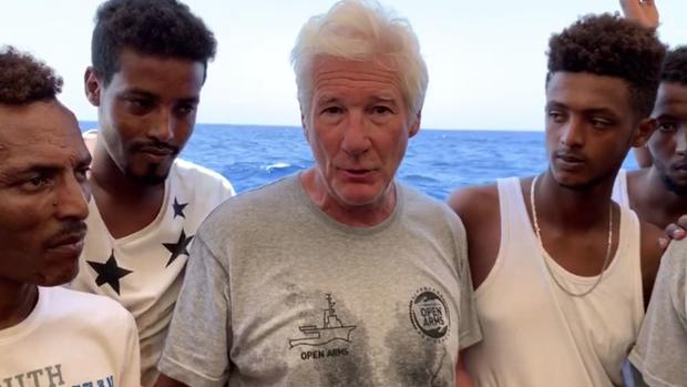 Richard Gere pide a Salvini que acoja a los migrantes: «Acumulan mucho sufrimiento»