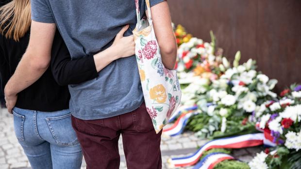 Una pareja permanece de pie frente al memorial del Muro, hoy en Berlín