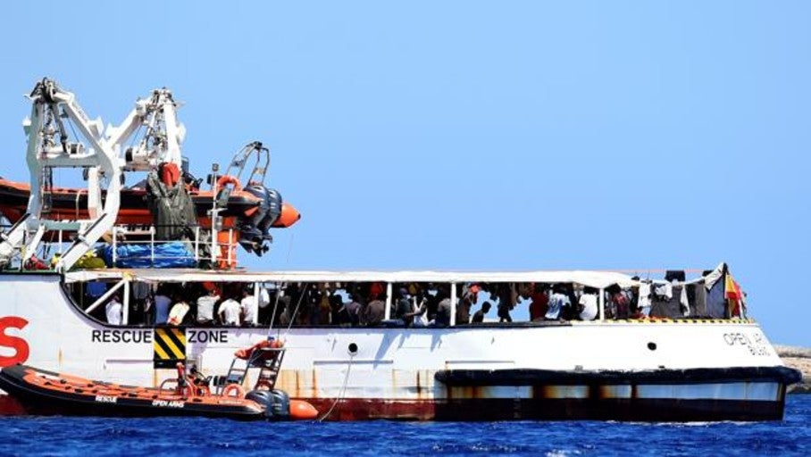 El desembarco de los menores presentes en el Open Arms, en directo