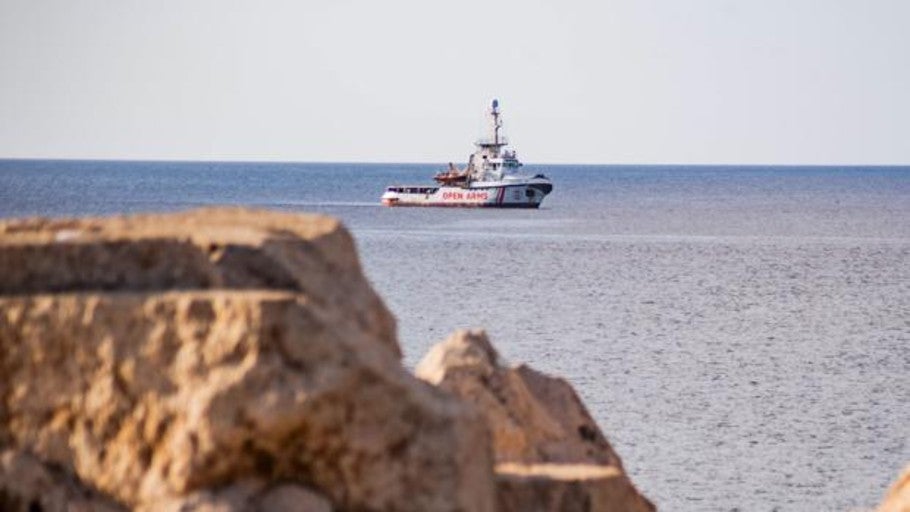 La Fiscalía italiana ordena incautar el Open Arms y el desembarco inmediato de los inmigrantes a bordo