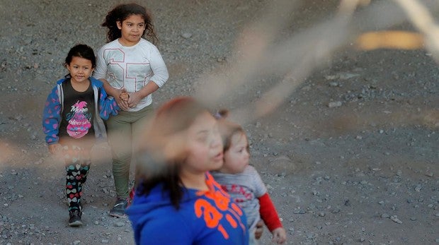 Niños inmigrantes en un centro de las autoridades migratorias en El Paso (Texas)