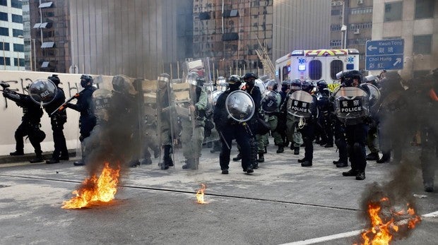 Los manifestantes lanzaron varios cócteles Molotov a la Policía en los choques en Kowloon