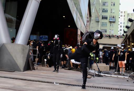 Los jóvenes de Hong Kong lanzan piedras, adoquines y hasta algún cóctel Molotov a la Policía
