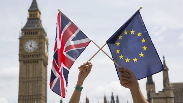 Banderas del Reino Unido y la UE ante el Parlamento británico