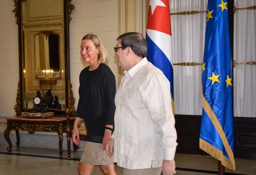 Federica Mogherini camina junto al canciller cubano, Bruno Rodríguez, durante su encuentro este domingo en La Habana